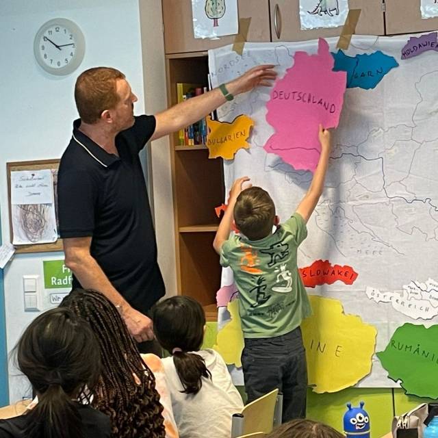 Volksschulkinder entdecken in einem Workshop mit Arthur Fürnhammer Wien und ihre eigene Umgebung