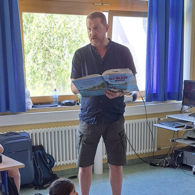 Arthur Fürnhammer bei einer interaktiven Lesung mit Volksschulkindern