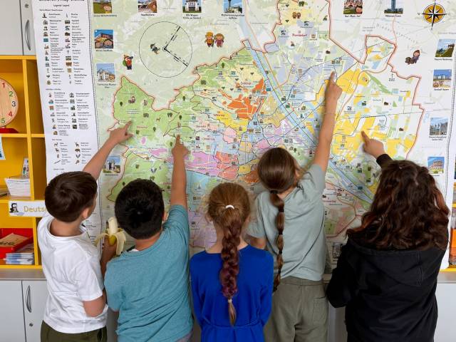 Mehrere Volksschulkinder bei einem interaktiven Workshop mit Arthur Fürnhammer in Wien